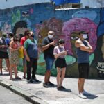 Queue this Sunday in Rio to vote in the municipal elections. CARL DE SOUZA / AFP