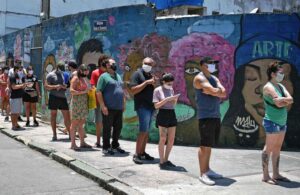 Queue this Sunday in Rio to vote in the municipal elections. CARL DE SOUZA / AFP