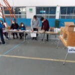 Mesa_de_votaciones_en_el_plebicito_nacional_2020-scaled