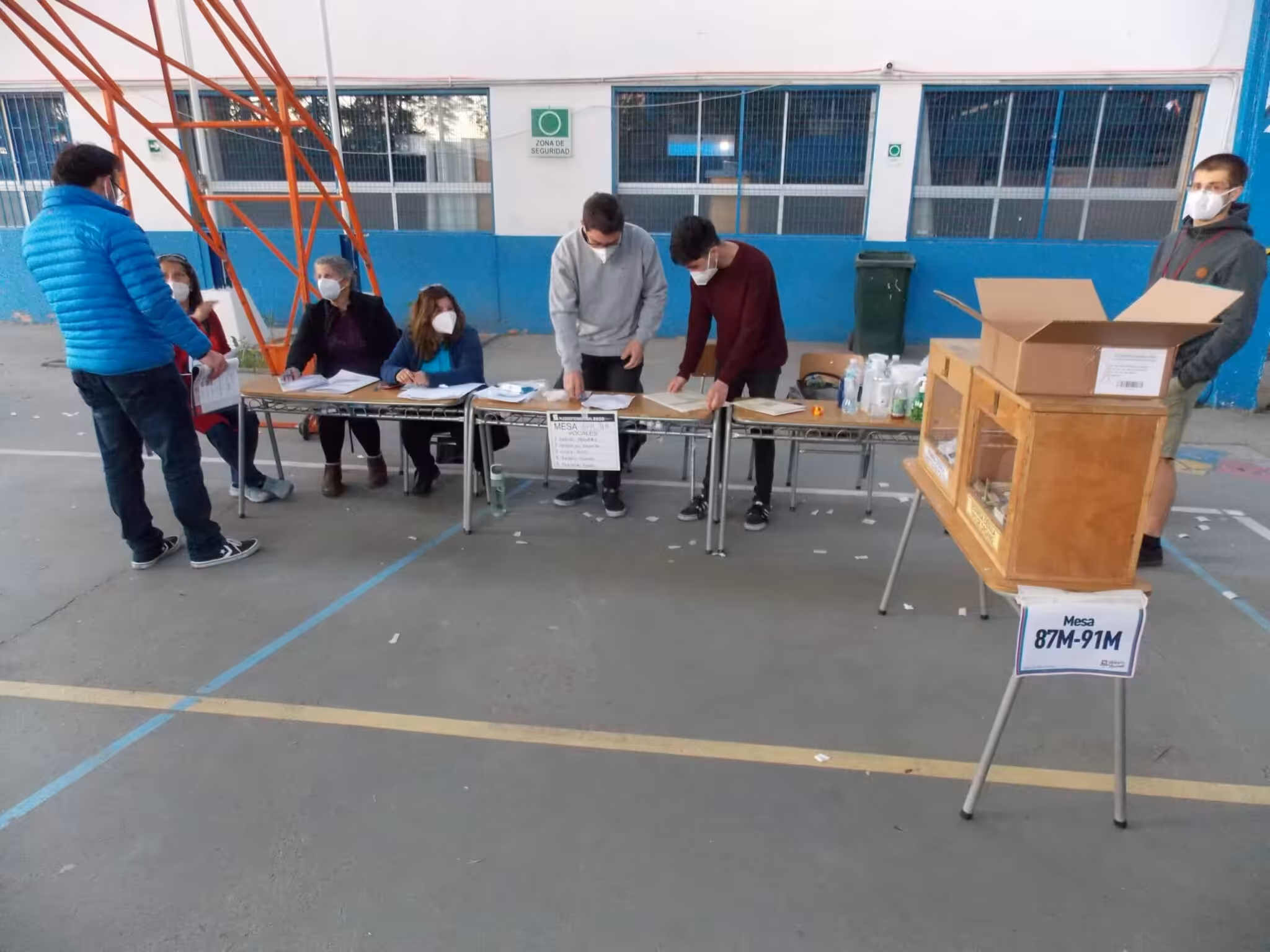 Mesa_de_votaciones_en_el_plebicito_nacional_2020-scaled