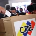A man deposits a ticket generated by the voting machine after simulating his vote as the Venezuela's National Electoral Council presents the technology platform for the upcoming parliamentary elections in Caracas, Venezuela, October 9, 2020. Photo: Fausto Torrealba/Reuters.