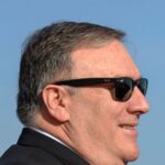 le-secretaire-d-etat-americain-mike-pompeo-avant-de-monter-a-bord-d-un-avion-a-destination-de-bahrein-le-11-janvier-2019-au-caire-en-egypte_6143266