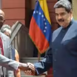 The president of Venezuela, Nicolás Maduro (right) shakes hands with the person in charge of security matters in the Caribbean Community (Caricom), Keith Rowley.