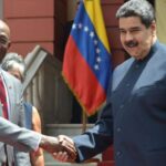 The president of Venezuela, Nicolás Maduro (right) shakes hands with the person in charge of security matters in the Caribbean Community (Caricom), Keith Rowley.