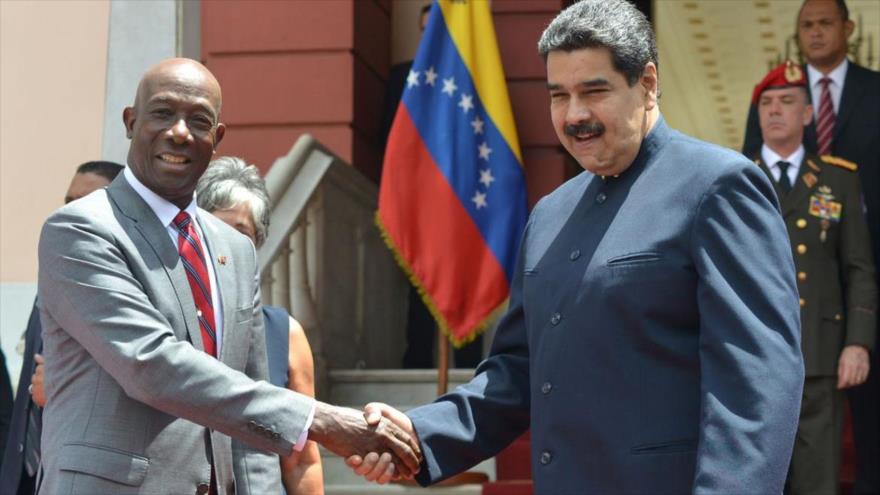 The president of Venezuela, Nicolás Maduro (right) shakes hands with the person in charge of security matters in the Caribbean Community (Caricom), Keith Rowley.