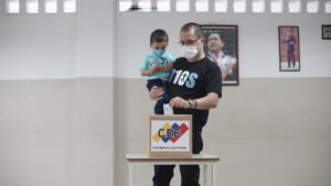 Jorge Arreaza voting with his son during 2020 Venezuelan Parliamentary Elections