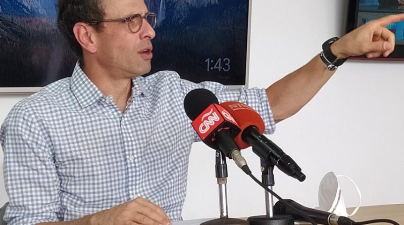 Featured image: Opposition leader Henrique Capriles during the press conference on Monday with international media affiliated to the Foreign Press Association (APEX) in Venezuela. Photo: Andreina Itriago