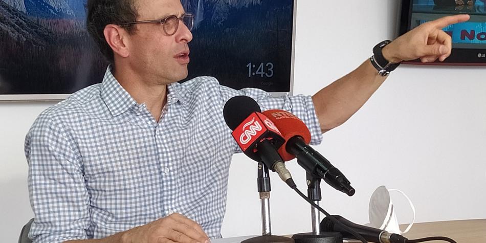 Featured image: Opposition leader Henrique Capriles during the press conference on Monday with international media affiliated to the Foreign Press Association (APEX) in Venezuela. Photo: Andreina Itriago
