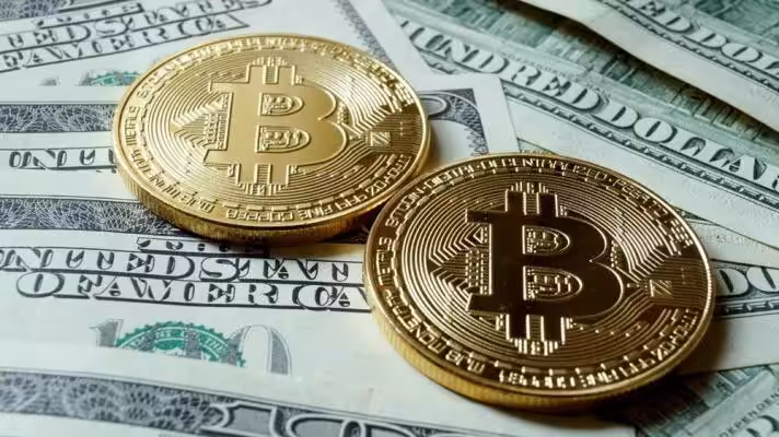 Featured image: The value of the US dollar has fallen against bitcoin in the last four years. (Photo: Getty Images.)