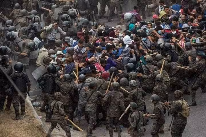 Guatemalan authorities heavily repressing a Honduran migrant Caravan at Vado Hondo, Chiqimula.