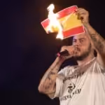 Featured image Pablo Hasél burns a miniature Spanish flag at a concert - Photo Laura Becerra-Última Hora