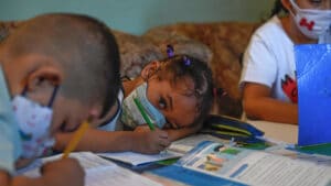 Featured image: Several children attend class in a homecare classroom in a house in the Petare neighborhood, Venezuela's largest slum, in Caracas, on September 16, 2020. © AFP.