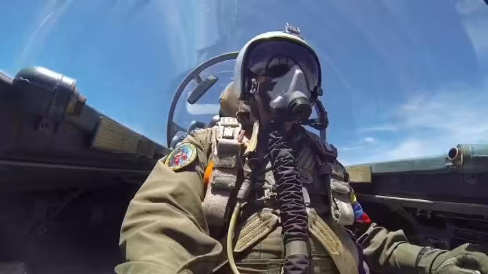 Featured image: Venezuelan pilot in SUKHOI-30 MK2 (Photo: Boris Castellano).