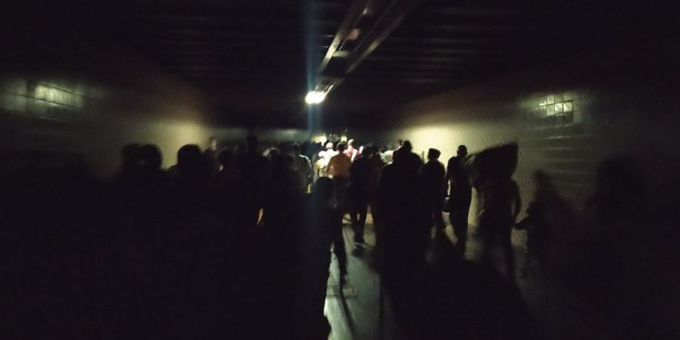 Featured image: Passage between Capitolio and El SIlencio station during rush our this Thursday, February 4 after a new electric incident affecting different parts of Venezuela. Photo courtesy of Robert Lobo.
