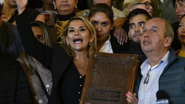 Former de facto Bolivian ruler, Jeanine Áñez, a few hours after self appointing herself as president. Photo Getty Images.