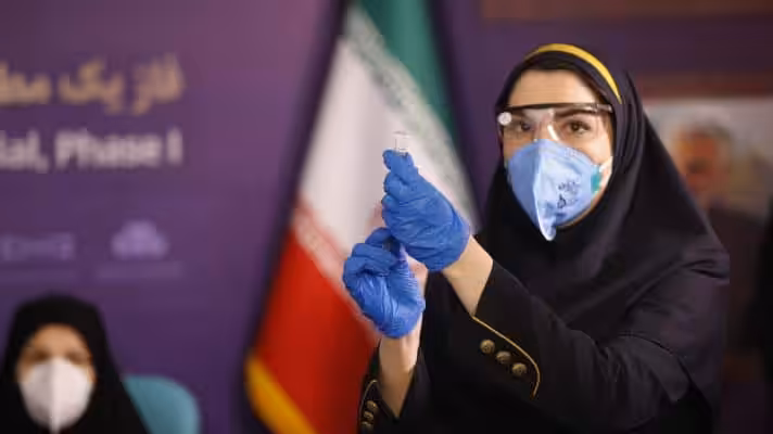 Featured image: An Iranian health worker prepares a dose of the Barekat vaccine, produced by the Islamic Republic (Photo: Aref Taherkenareh / Shutterstock).