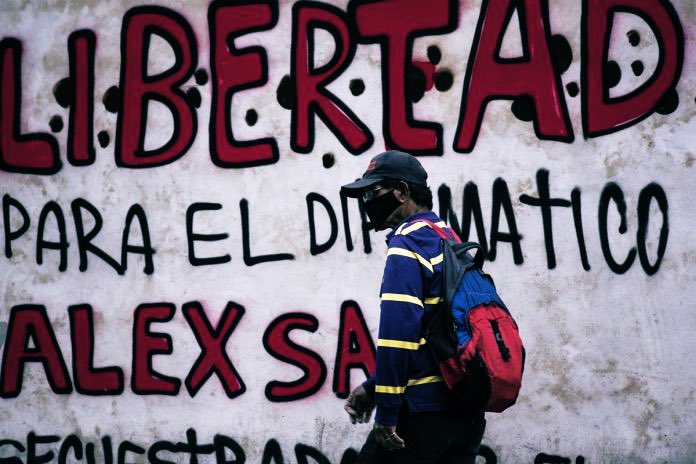 Featured image: Posters in the streets of Venezuela demanding Alex Saab's liberation.