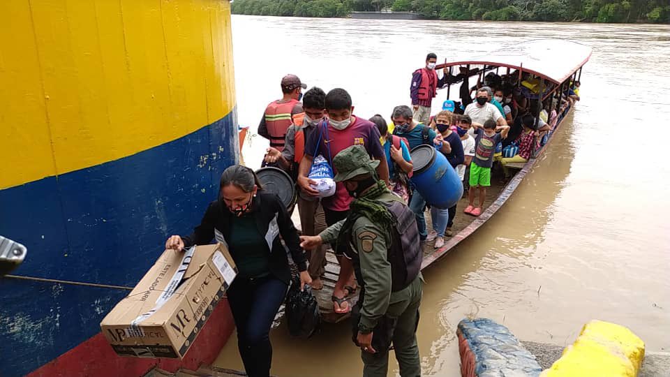 Venezuelans returning to La Victoria, Apure state after clashes between Colombian narco-paramilitary gangs and Venezuelan army. Photo courtesy of @luchalmada