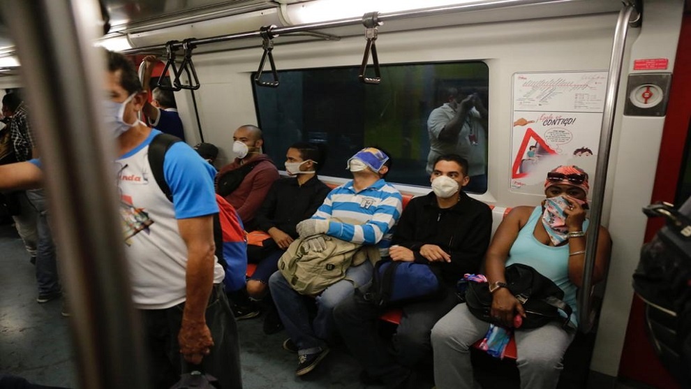 Featured image: Venezuelans using facemasks while commuting in the Caracas Metro system. Photo courtesy of RedRadioVE.