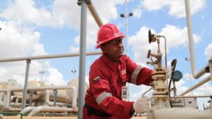Featured image: PDVSA working class works to recover refineries (Photo: PDVSA) .