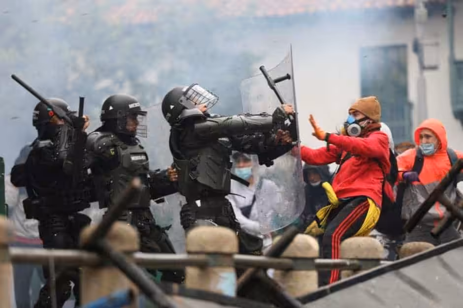 Featured image: Colombian police forces heavily repressing protesters during the Paro Civico in Bogota 28/04/2021. REUTERS/Luisa Gonzalez .