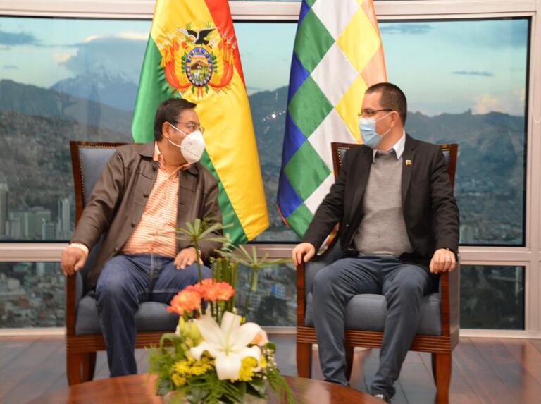 Featured image: Bolivian President Luis Arce and Venezuelan Chancellor Jorge Arreaza during a meeting in La Paz this Saturday, April 24. Photo courtesy of MPPRE.