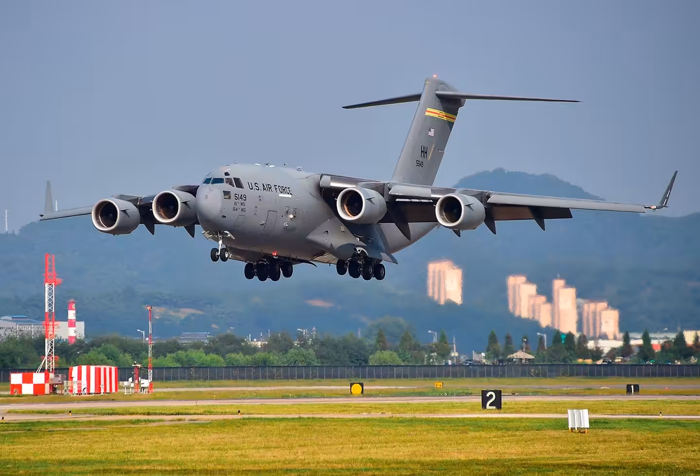 Featured image: A C-17 Globemaster III similar to the four that have landed in Colombia in recent days. File photo.