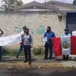 Featured image: Peruvians residents in Venezuela protesting in front of their Consulate in Caracas for the lack of democratic vocation, not looking for facilities to guarantee their right to vote. Photo courtesy of @Raygada_LuisE.