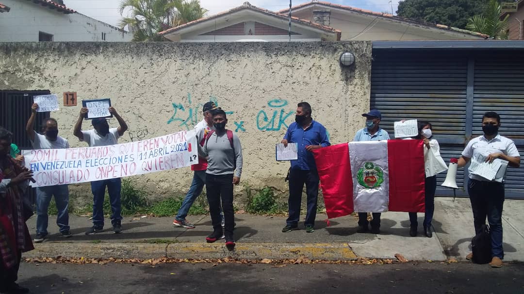 Featured image: Peruvians residents in Venezuela protesting in front of their Consulate in Caracas for the lack of democratic vocation, not looking for facilities to guarantee their right to vote. Photo courtesy of @Raygada_LuisE.