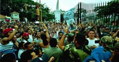 Featured image: Venezuelan Chavistas in front of Miraflores Palace demanding the return of President Chavez. File photo.