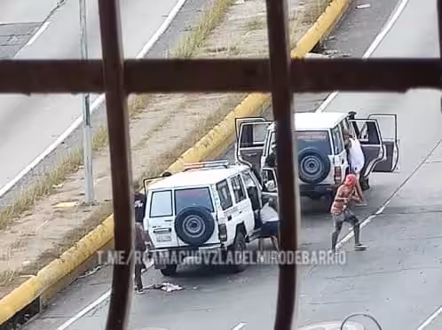 Featured image: El Coqui gang again causing terror in Caracas last Thursday, April 23. Photo courtesy of @rcamachovzladelmirodebarrio .