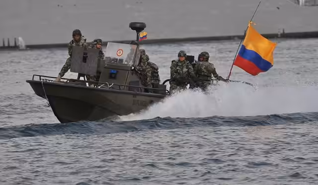 Featured image: Colombian navy platoons deployed in the border with Venezuela in Arauca, an area controlled by narco paramilitary gangs. File photo.