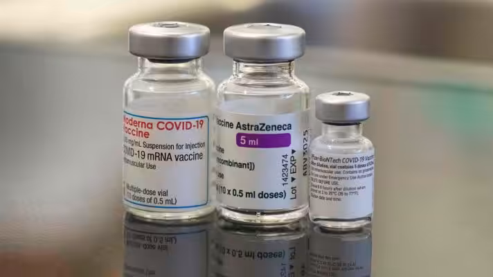 Featured image:In the center, a model of the AstraZeneca / Oxford vaccine (Photo: Thomas Kienzle / AFP).