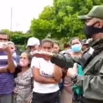 Venezuelan Army officers speaking face-to-face with the population of La Victoria in Apure state and holding people's assemblies. Screemshot from a RedRavioVE video on Twitter.