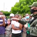 Venezuelan Army officers speaking face-to-face with the population of La Victoria in Apure state and holding people's assemblies. Screemshot from a RedRavioVE video on Twitter.