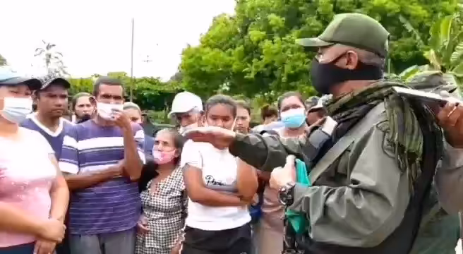 Venezuelan Army officers speaking face-to-face with the population of La Victoria in Apure state and holding people's assemblies. Screemshot from a RedRavioVE video on Twitter.