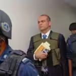 Salvatore Mancuso, former paramilitary leader, being escorted by the Colombian police (Photo: Caracol Radio)