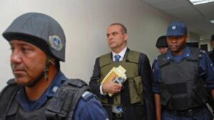 Salvatore Mancuso, former paramilitary leader, being escorted by the Colombian police (Photo: Caracol Radio)