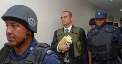 Salvatore Mancuso, former paramilitary leader, being escorted by the Colombian police (Photo: Caracol Radio)