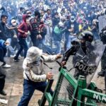 Protesters clash with riot police during a protest in Bogotá, capital of Colombia, April 28, 2021. (Photo: AFP)