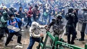 Protesters clash with riot police during a protest in Bogotá, capital of Colombia, April 28, 2021. (Photo: AFP)