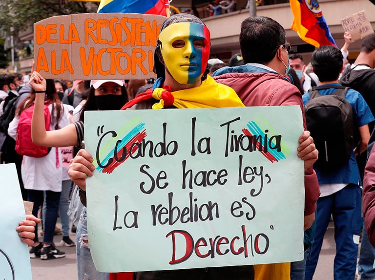 Featured image: Peaceful demonstrators march through the streets during a new day of protests in the "national strike" called by unions and social organizations. Photo: EFE.