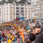 Featured image: Protestors peacefully marching during the 4th day of #ParoNacional in Armenia, Colombia. Photo courtesy of @JuanseRios87.