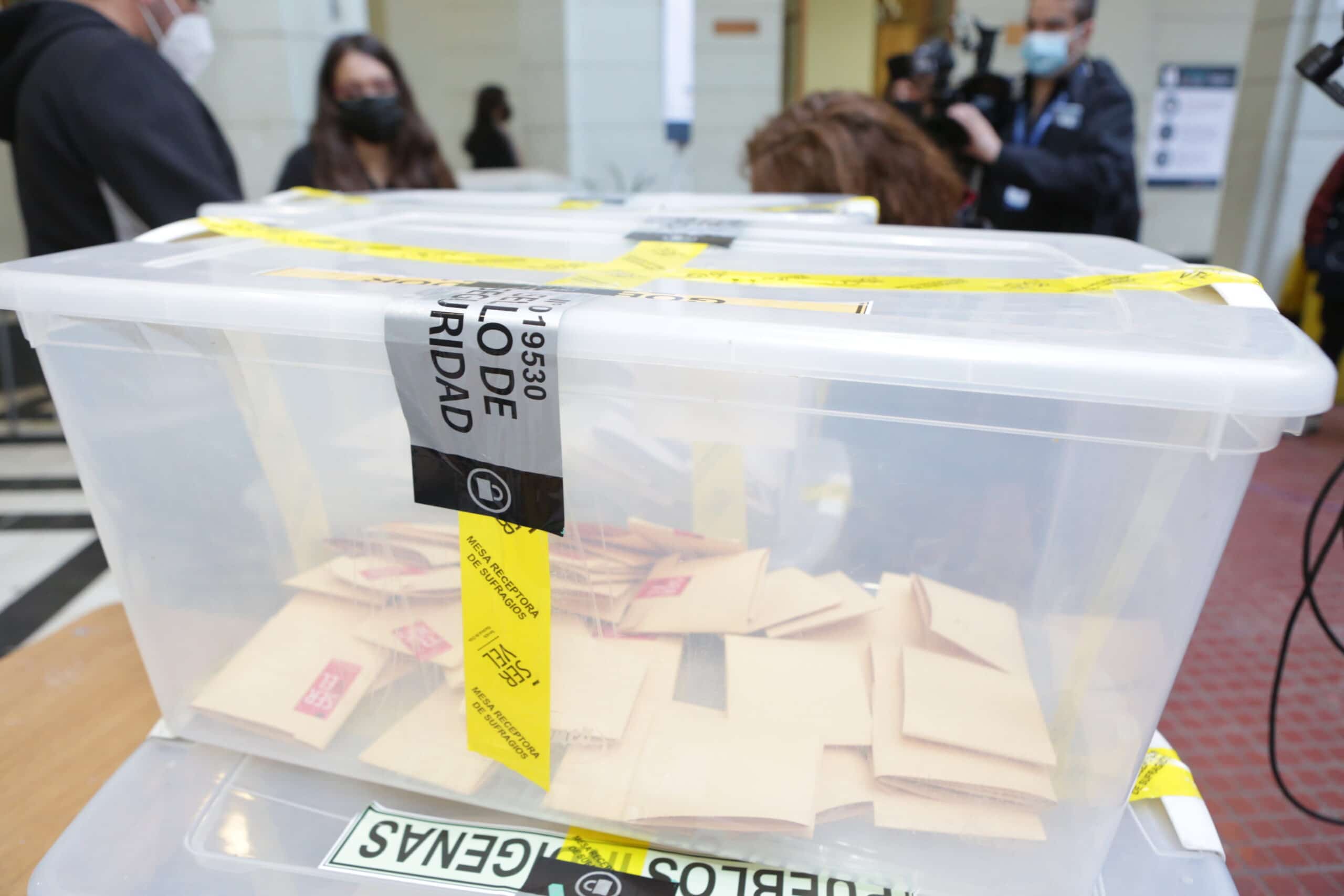 Featured image: A ballot boxes with all its seals to protect the vote but many complained about the lack of seals in most of voting places like in the image above. Photo courtesy of Servel Chile (@servelchile).