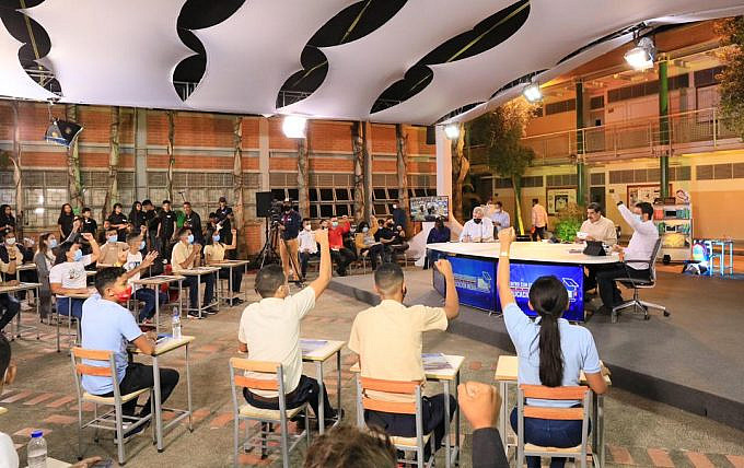 Featured image: Venezuelan high school students in a meeting with President Maduro. Photo courtesy of Prensa Presidencial.