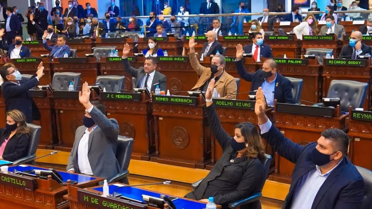 Featured image: Salvadorian Congress in its inauguration session with Bukele's majority dismiss Supreme Court justices and the Attorney General not aligned with Bukele. United States tries to clean up its support for this new right wing dictatorship in El Salvador. Photo courtesy of RedRadioVE.