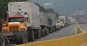 Featured image: Diesel scarcity due to US sanctions is still affecting Venezuelan economy. Lines of trucks waiting to load their tanks near Puerto Cabello, Carabobo state. File photo.