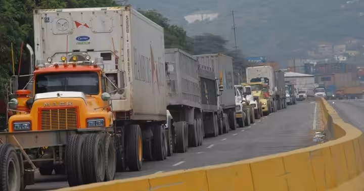 Featured image: Diesel scarcity due to US sanctions is still affecting Venezuelan economy. Lines of trucks waiting to load their tanks near Puerto Cabello, Carabobo state. File photo.