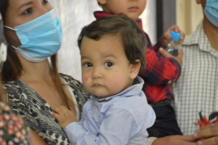 Featured image: Venezuelan baby boy Oliver Toro who survive a car accident and lost his relatives in Argentina is back in Venezuela and now have a new home thanks to President Maduro. File photo courtesy of RedRadioVE.
