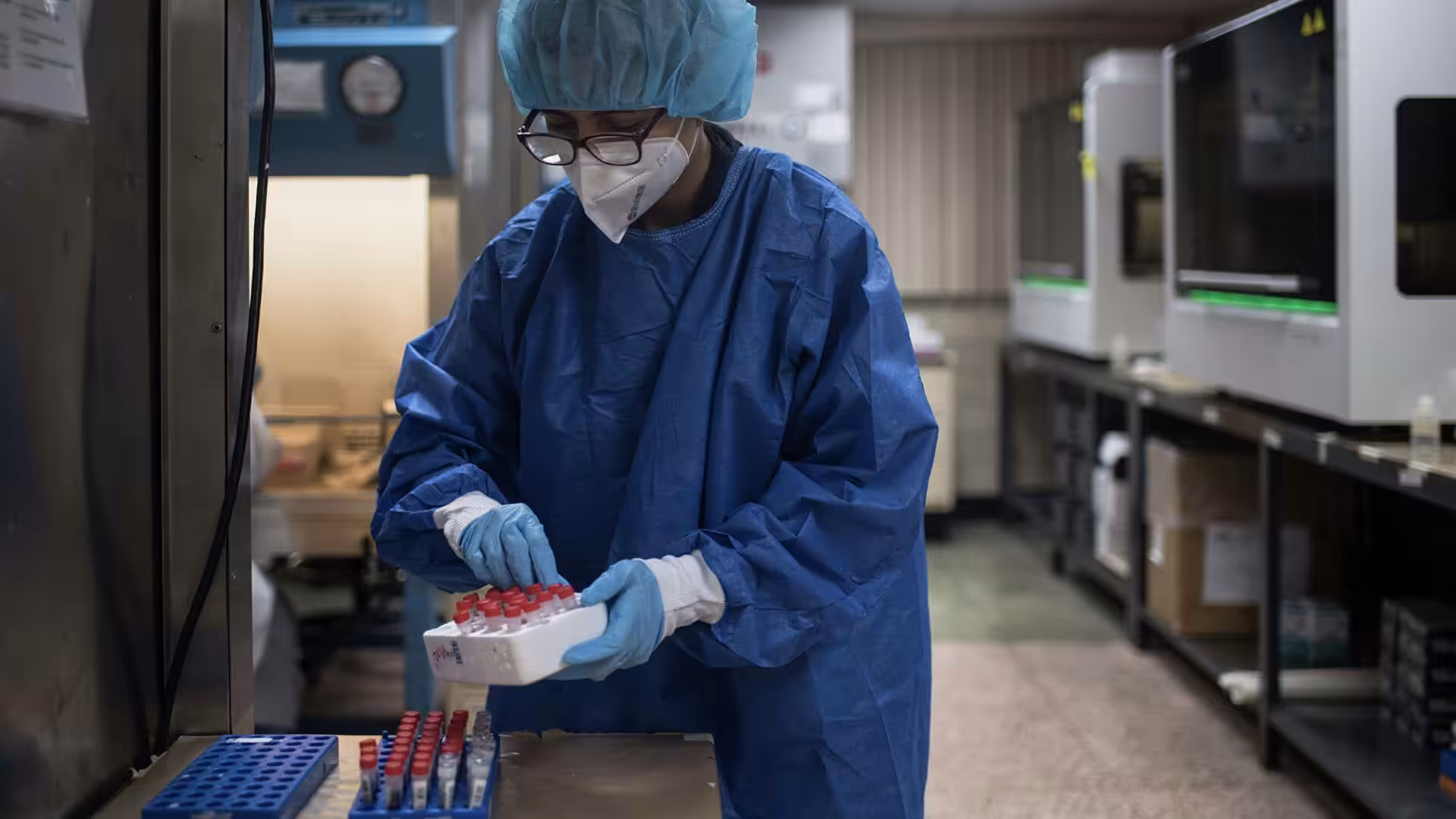 Venezuelan manipulating blood samples. © Sputnik / Magda Gibelli.